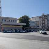 La pompa di benzina barese si trova in uno trafficato spiazzo...
